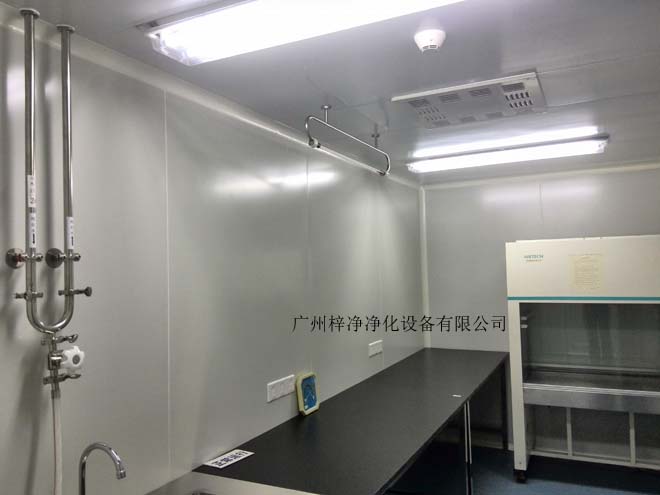 建造和使用潔凈室能有效減少室內(nèi)誘入、產(chǎn)生及滯留粒子。