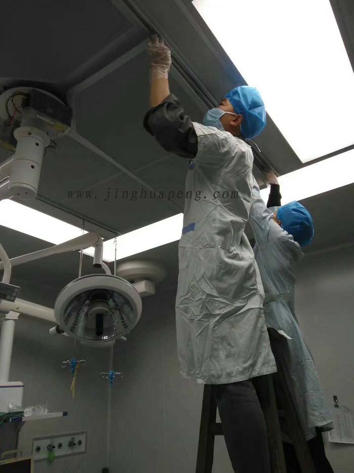 醫(yī)院潔凈手術(shù)室紙隔板高效空氣過濾器安裝完畢，封閉散流板