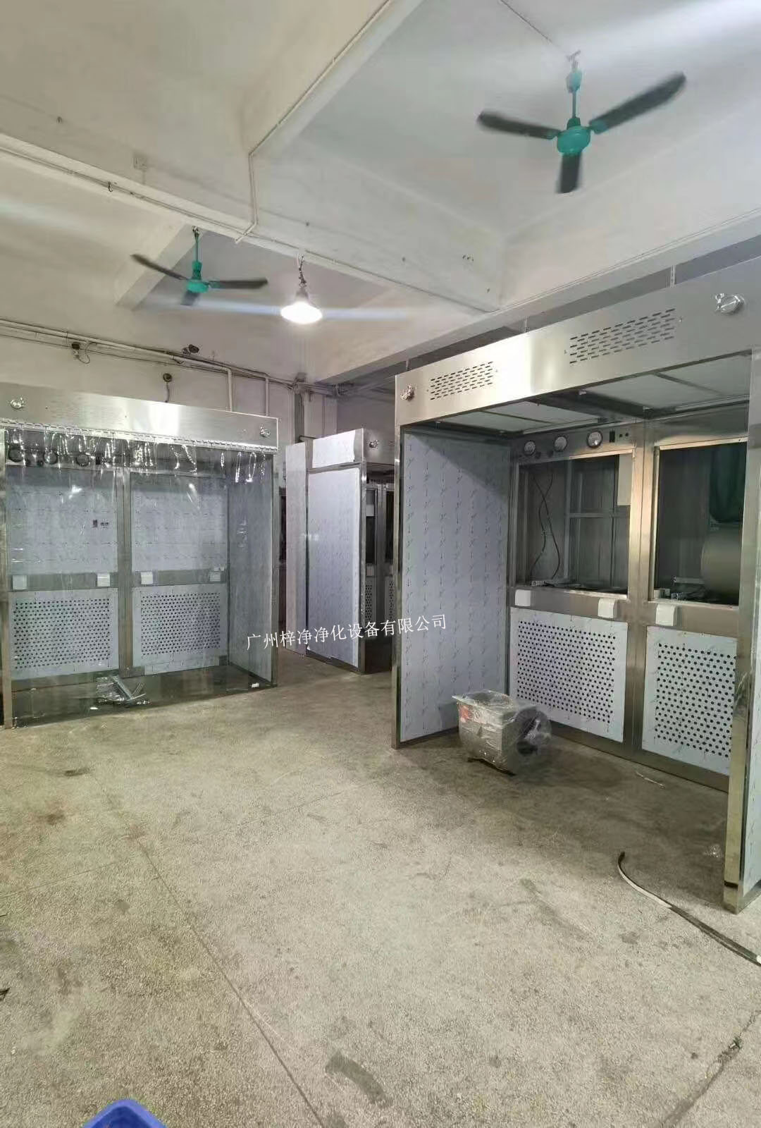 負(fù)壓稱(chēng)量室設(shè)備由工作區(qū)、回風(fēng)箱體、風(fēng)機(jī)箱體、出風(fēng)箱體及外箱體幾大部分拼裝而成。